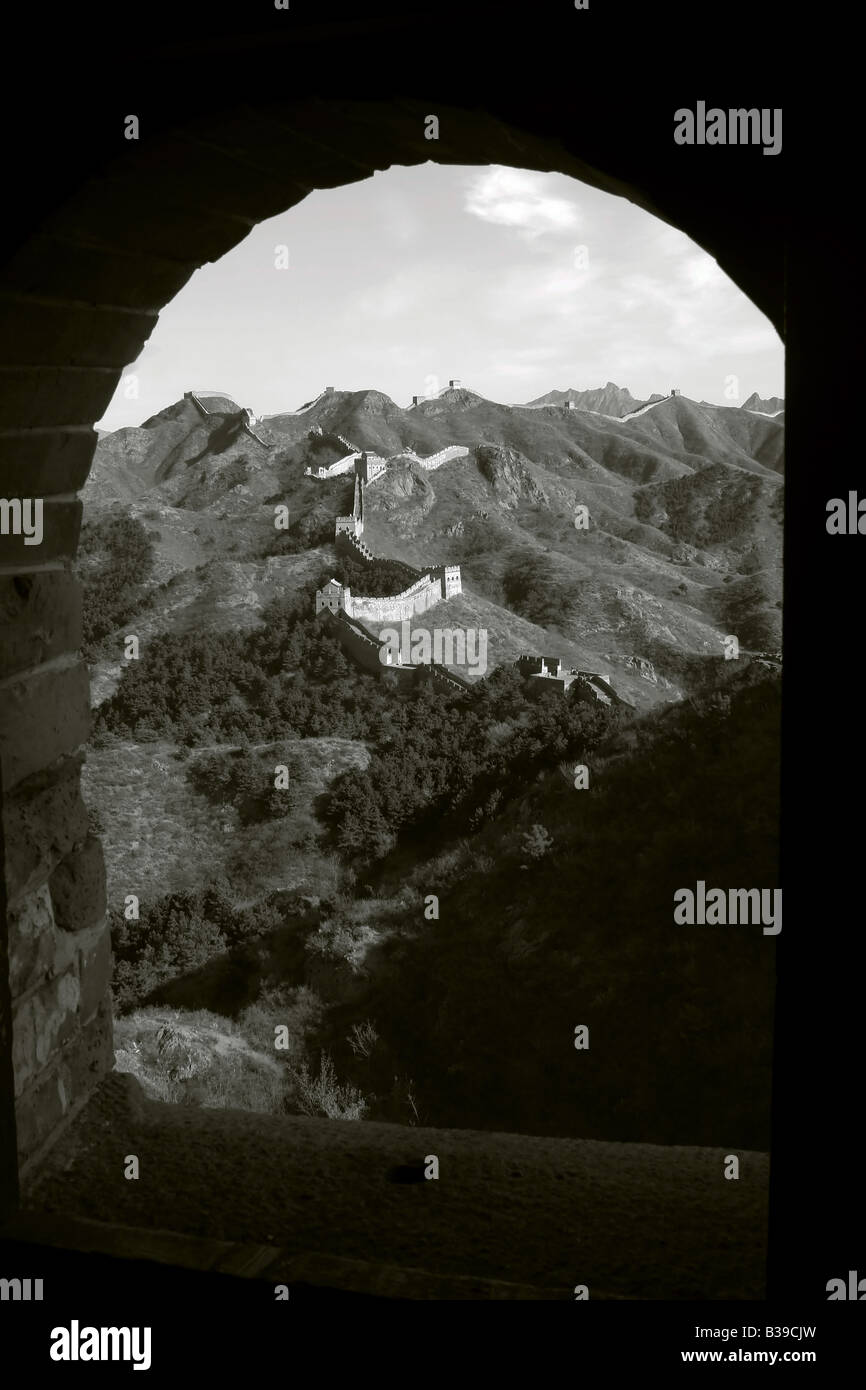 Blick auf die chinesische Mauer durch das Land schlängelt. Gebaut, umgebaut und gepflegte zwischen dem 6. Jahrhundert bis 16. Jahrhundert v. Chr. Stockfoto