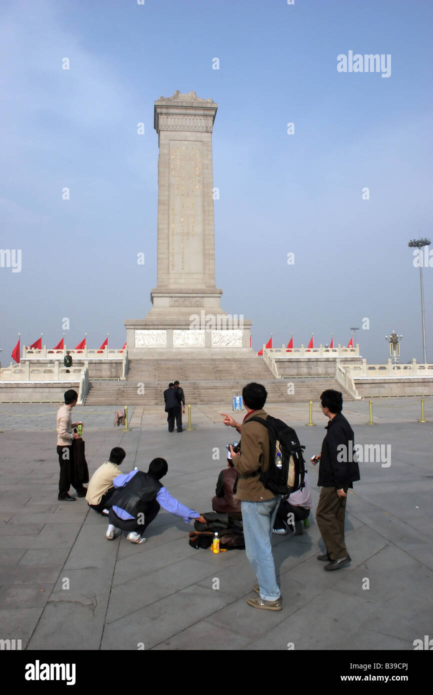 Touristen stehen und nach vorne schauen, am Denkmal des Volkes '' s Helden am Tiananmen-Platz in Peking, China Stockfoto