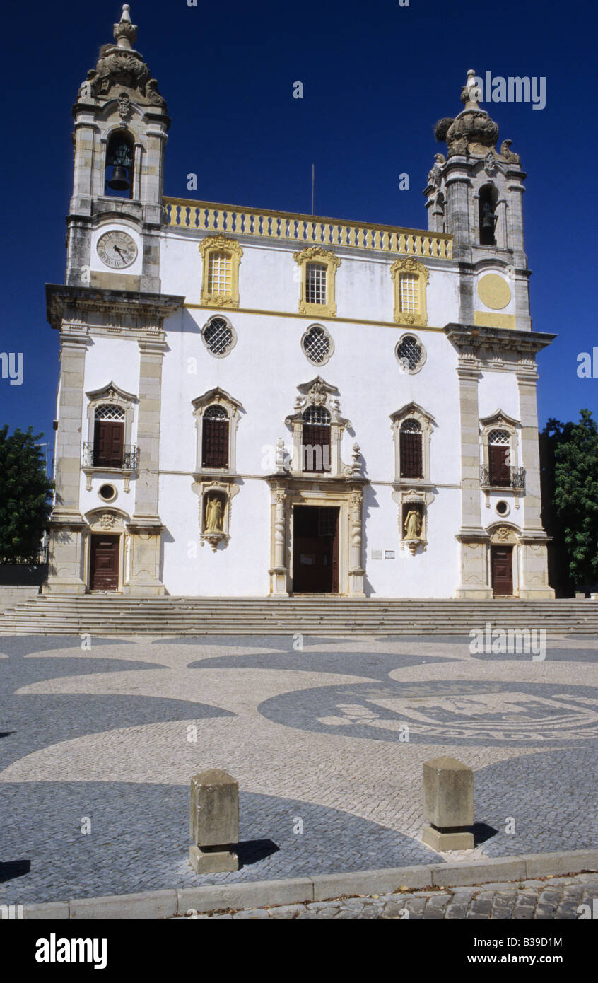 Fassade des Twin Bell überragte Igreja de Nossa Senhora do Carmo 1719 in Faro, Portugal abgeschlossen Stockfoto