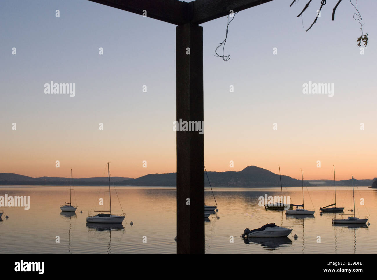 der Pier von Belgirate in der Abenddämmerung Lake Maggiore Piemont Italien Stockfoto