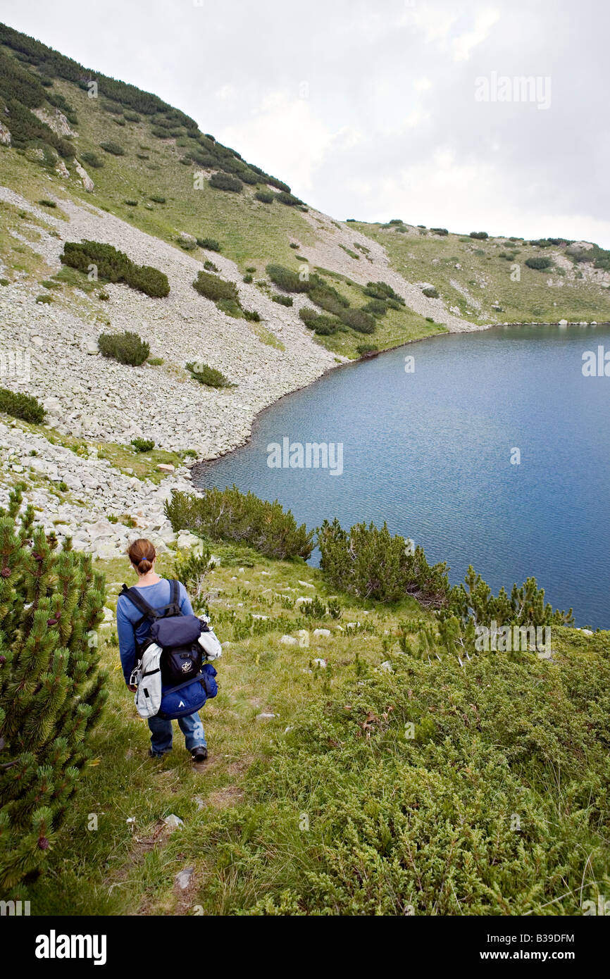 Wanderer, vorbei an Kremenski Seen in World Heritage Site Nationalpark Pirin Bulgarien Stockfoto