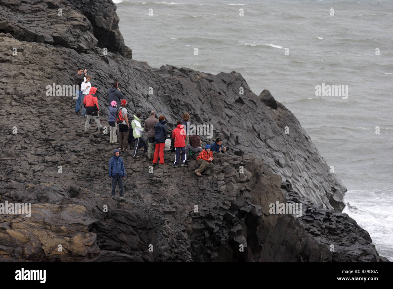 Reynisdrangar, schwarzen Basaltsäulen am Meer in der Nähe von Vik, Island geformt. Stockfoto