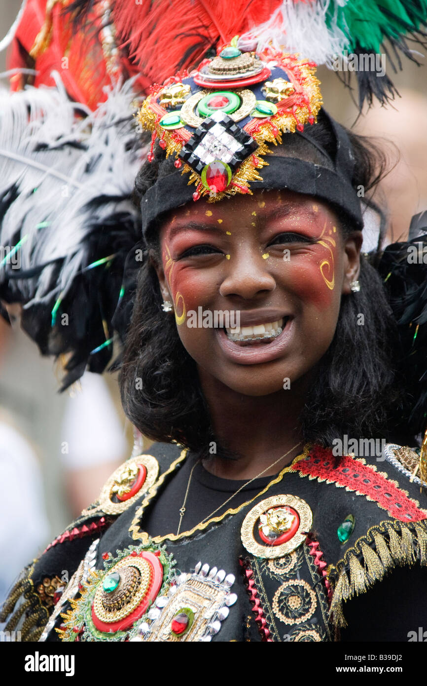 Glücklich lächelnd Tänzerin in Notting Hill Karneval 2008 Stockfoto