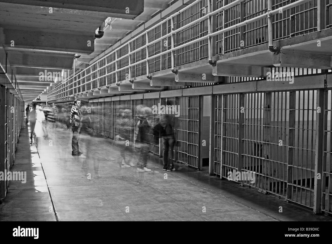 Alcatraz Gefängniszellen in schwarz und weiß mit gespenstisch aussehende Menschen Stockfoto