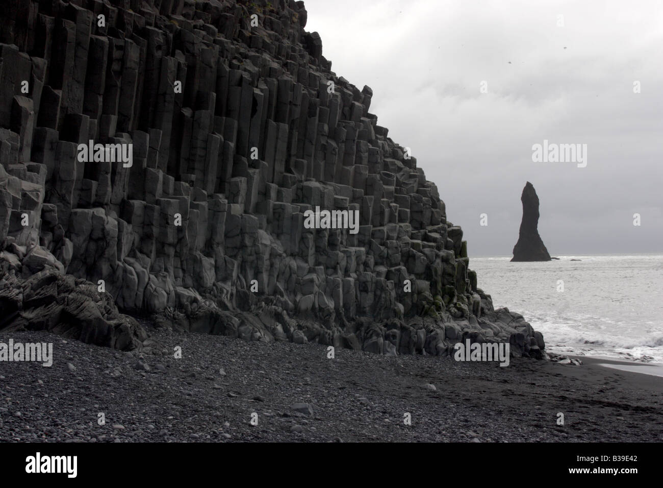Reynisdrangar, schwarzen Basaltsäulen am Meer in der Nähe von Vik, Island geformt. Stockfoto