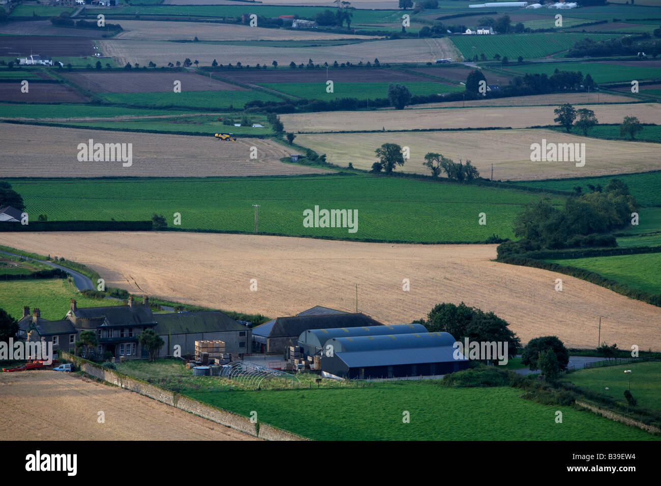 Hügellandschaft mit Feldern und Ackerland in der Nähe von Newtownards Land nach Nordirland Stockfoto