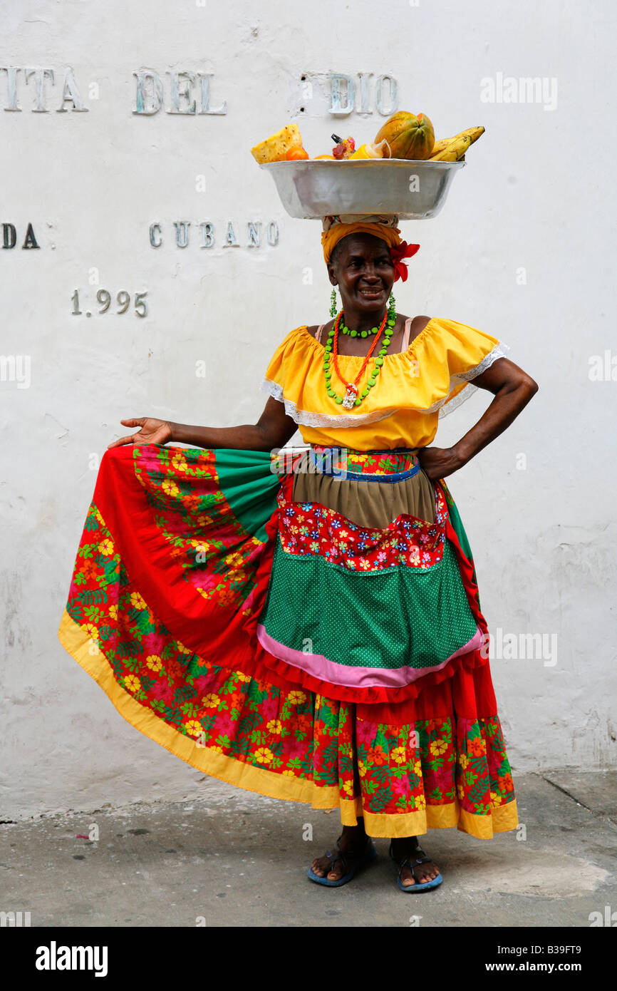 Afrocolombian Frau in typischer Kleidung in Cartagena de Indias, Kolumbien  Stockfotografie - Alamy