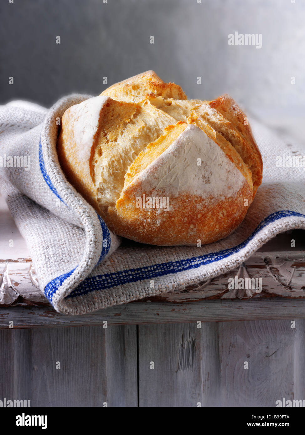 Handwerklich hergestelltes Weißbrot - Pain Au Levain Brot in rustikalem Ambiente Stockfoto