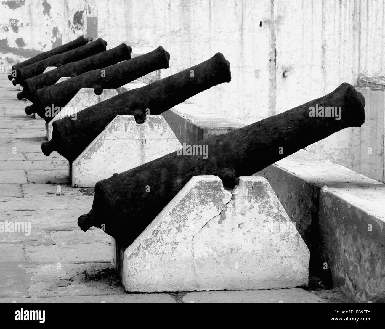 Alte Kanonen säumen die Sklavenhandel Burgmauer in der Verteidigung Stockfoto