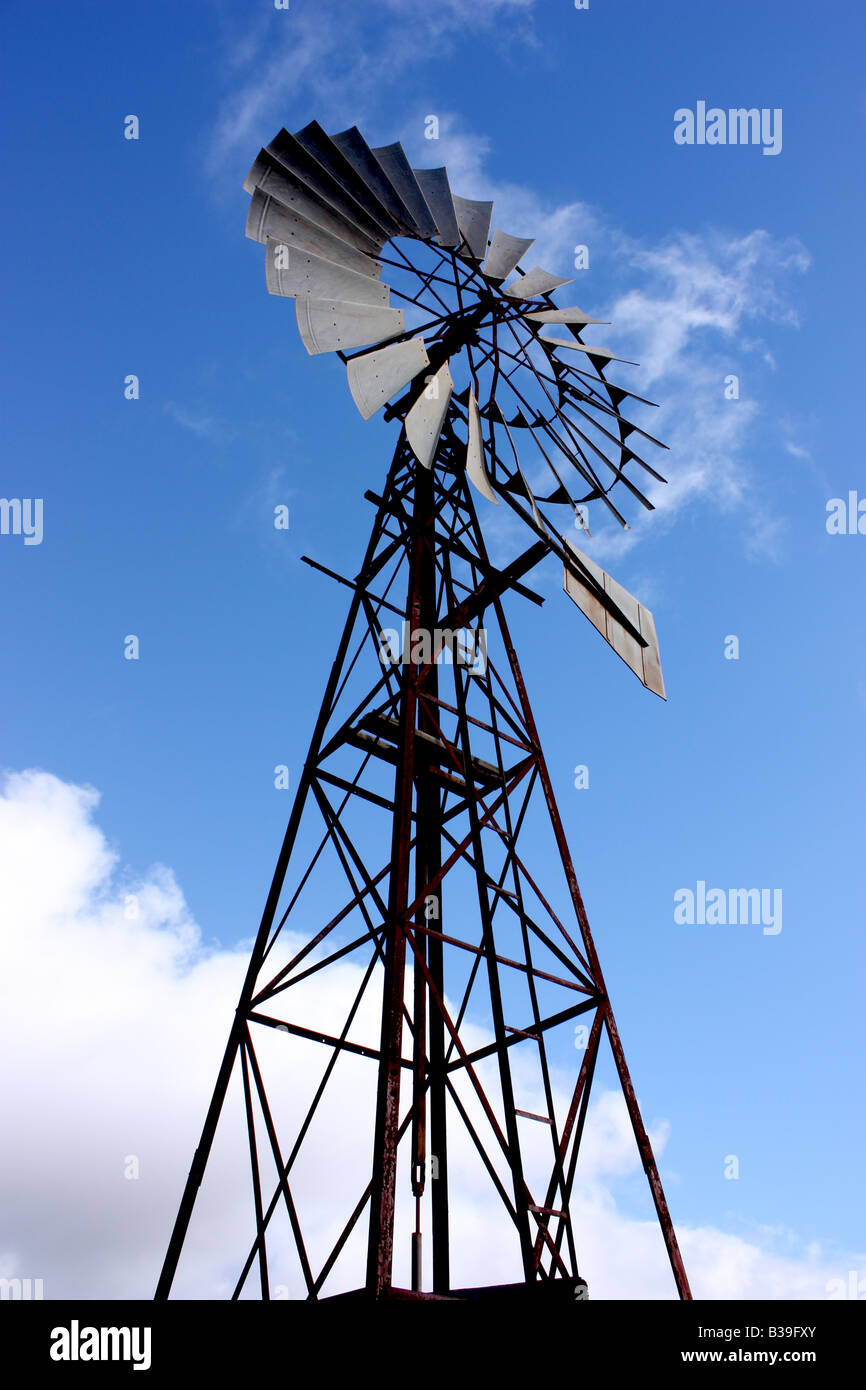 Wasser zeichnen Windmühle befindet sich auf Bauernland in Australien Stockfoto