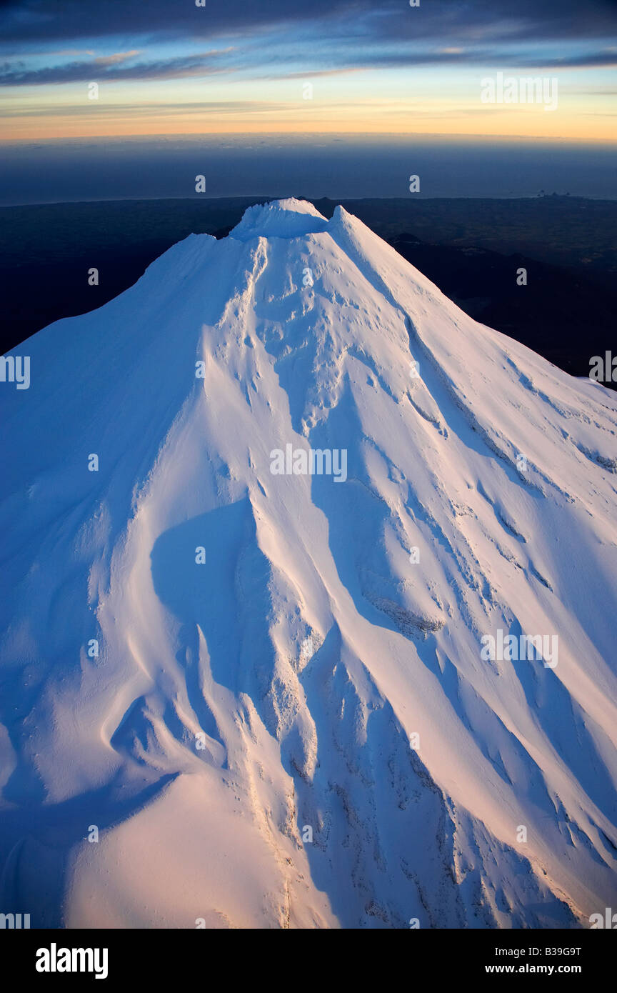 Erstes Licht auf Gipfel Mt Taranaki Mt Egmont Taranaki Nordinsel Neuseelands Antenne Stockfoto