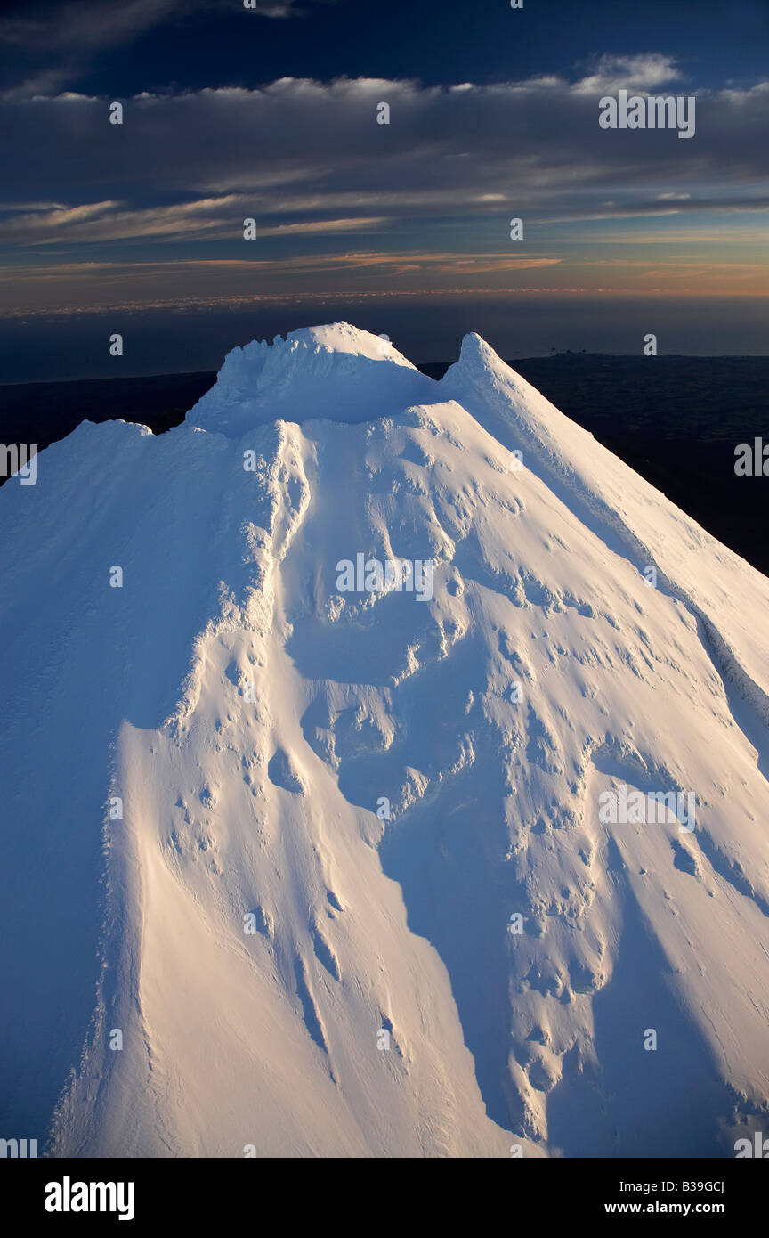 Erstes Licht auf Gipfel Mt Taranaki Mt Egmont Taranaki Nordinsel Neuseelands Antenne Stockfoto