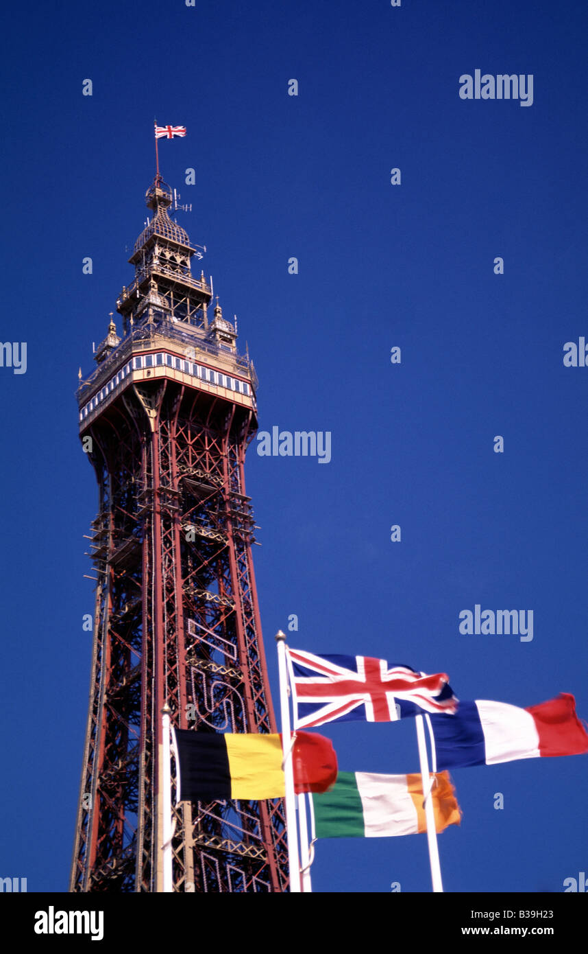 Blackpool Tower und europäischen Flaggen, Blackpool, Lancashire, England Stockfoto