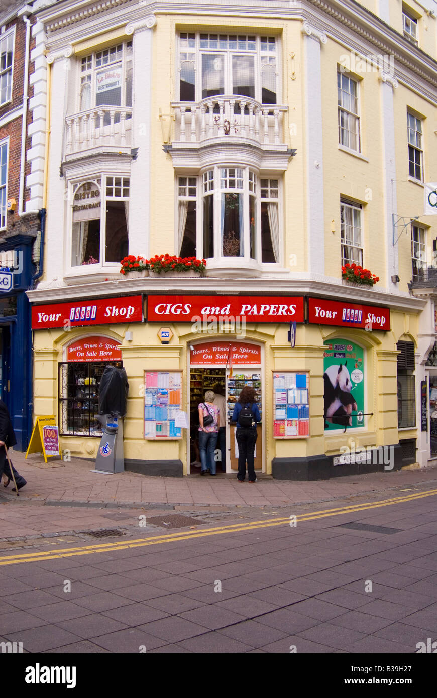 Ihr idealer shop Verkauf Cigs und Papiere, Alkohol, Süßigkeiten usw. das Stadtzentrum von Norwich, Norfolk, Großbritannien Stockfoto