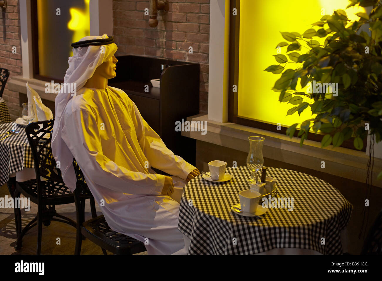 Wachsfigur Scheich in einer Café-Szene in Dubailand Scheich aus Wachs in Einer Cafeszene Stockfoto