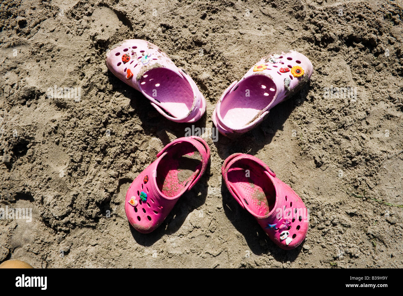 Vier rosa Strandsandalen in Kreuz-formation Stockfoto
