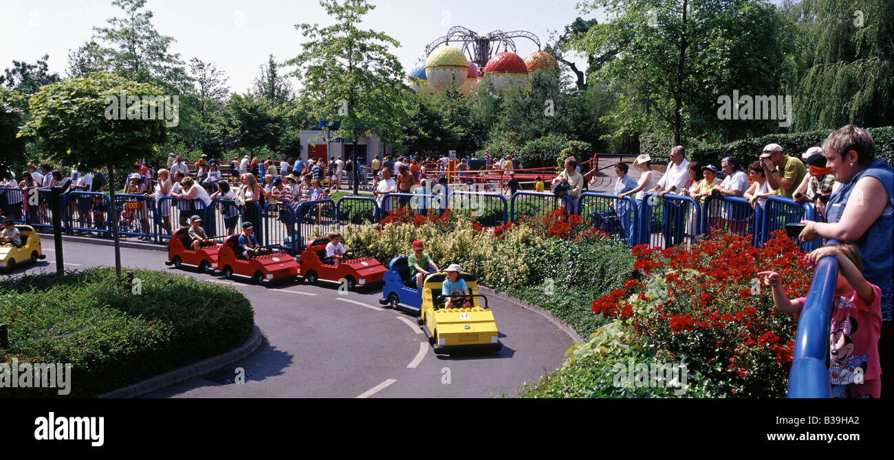 Kinder spielen auf Spielzeugautos im Legoland, Windsor, England Stockfoto