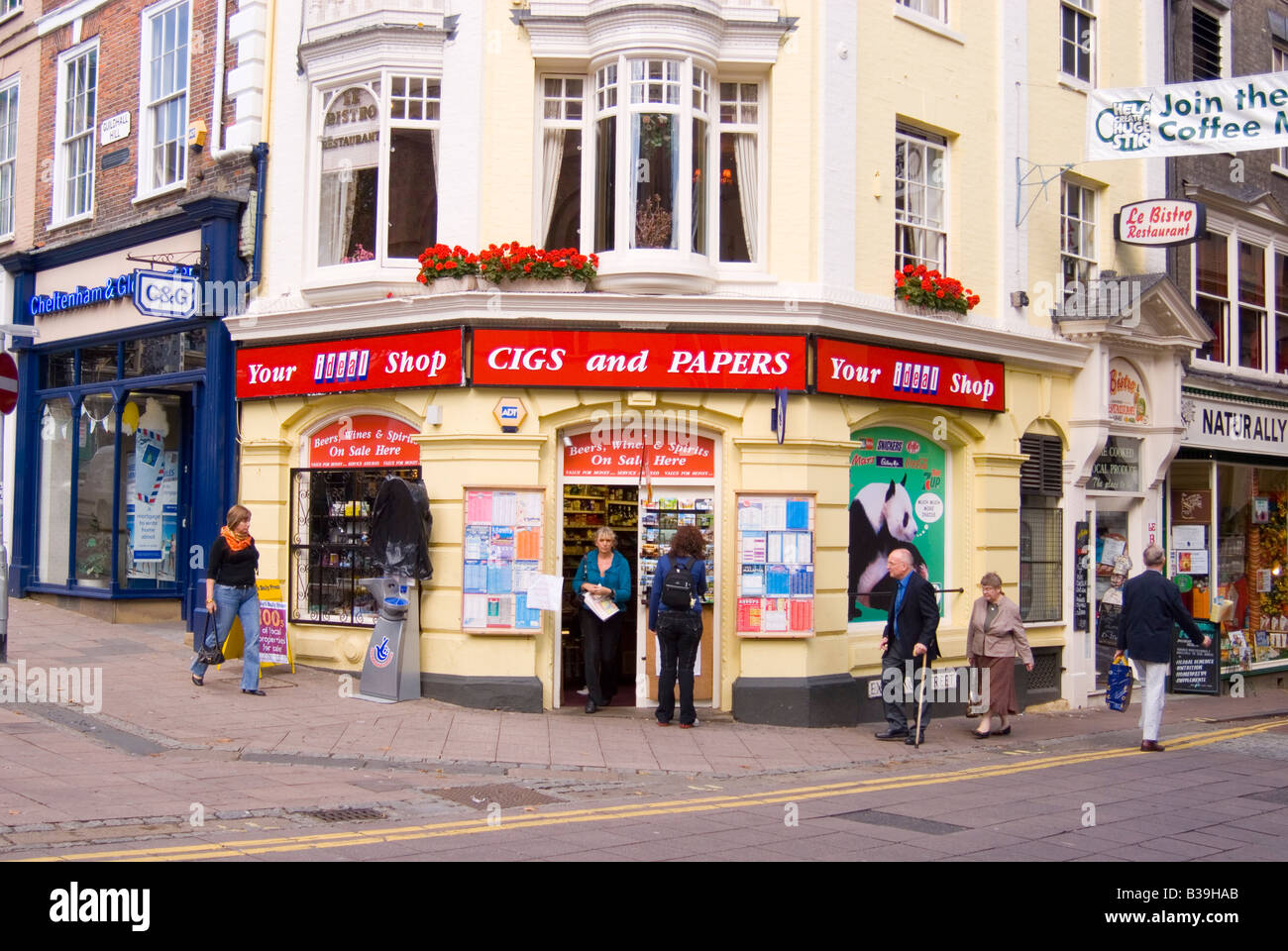 Ihr idealer shop Verkauf Cigs und Papiere, Alkohol, Süßigkeiten usw. das Stadtzentrum von Norwich, Norfolk, Großbritannien Stockfoto