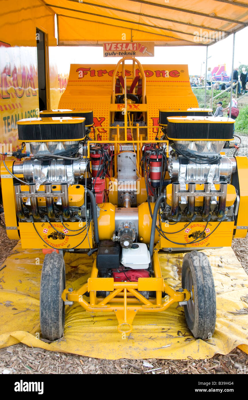 Modifizierte Traktor Puller ziehen vier Motoren Motor v8 dänischen Traktor rief den Fuchs Stockfoto