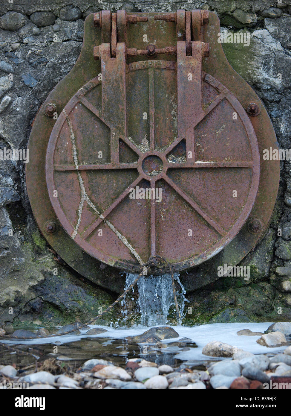 Abdeckung FÜR STURM ABLASSEN, dass Leergut auf Cromer Beach, Norfolk, Großbritannien Stockfoto