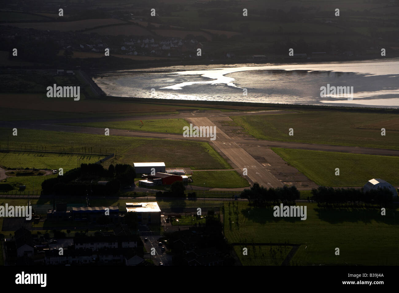 Luftaufnahme der Sonnenaufgang über der Landebahn in Newtownards County down Northern Irland Stockfoto