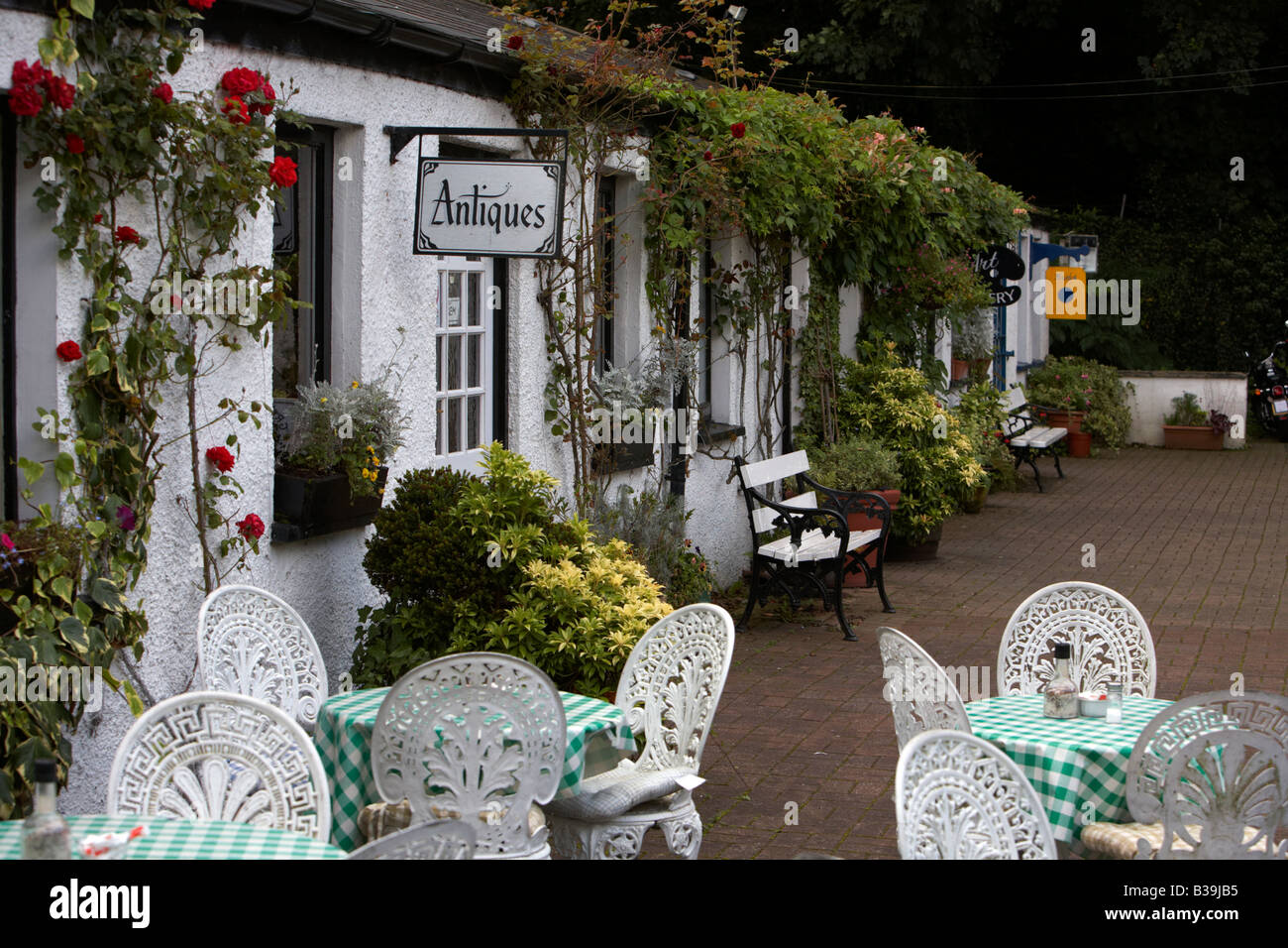 Antiquitätenläden und Café-Tischen im Innenhof Grey County down Northern Irland Stockfoto