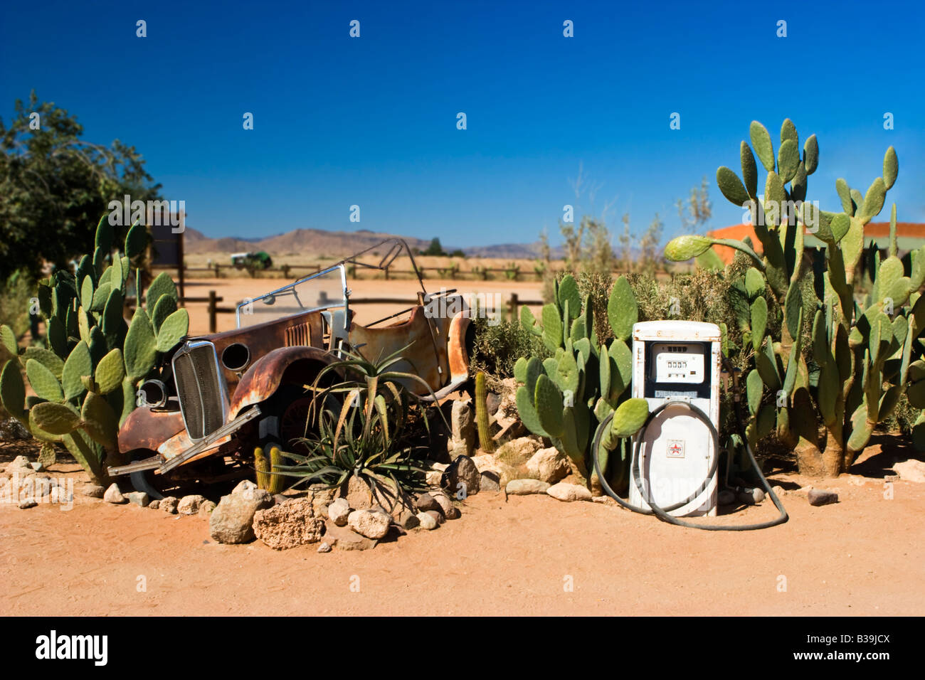 Rusty Auto bei Solitaire Benzin Station, Namibia Stockfoto