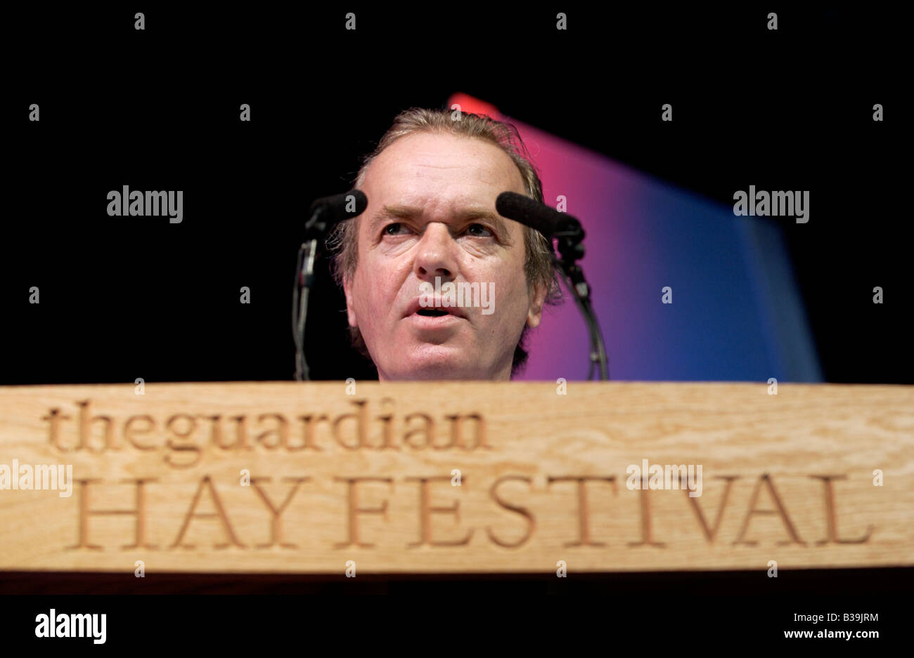 Martin Amis englischer Schriftsteller sprechen auf der Bühne Hay Festival 2008 Hay on Wye Powys Wales UK Stockfoto