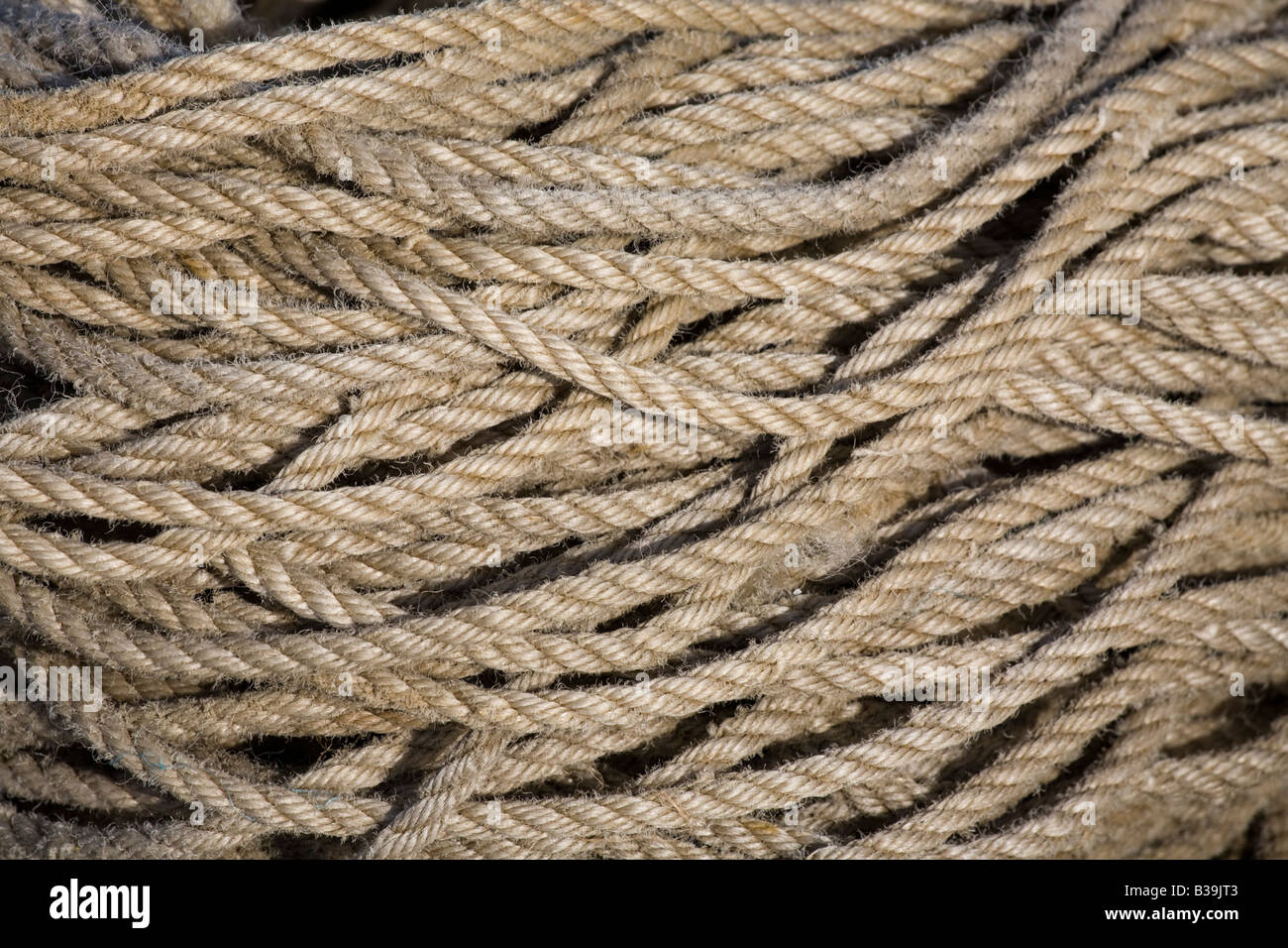 Seil aufgerollt am Kai im Hafen von Stonehaven, Aberdeenshire, Schottland Stockfoto