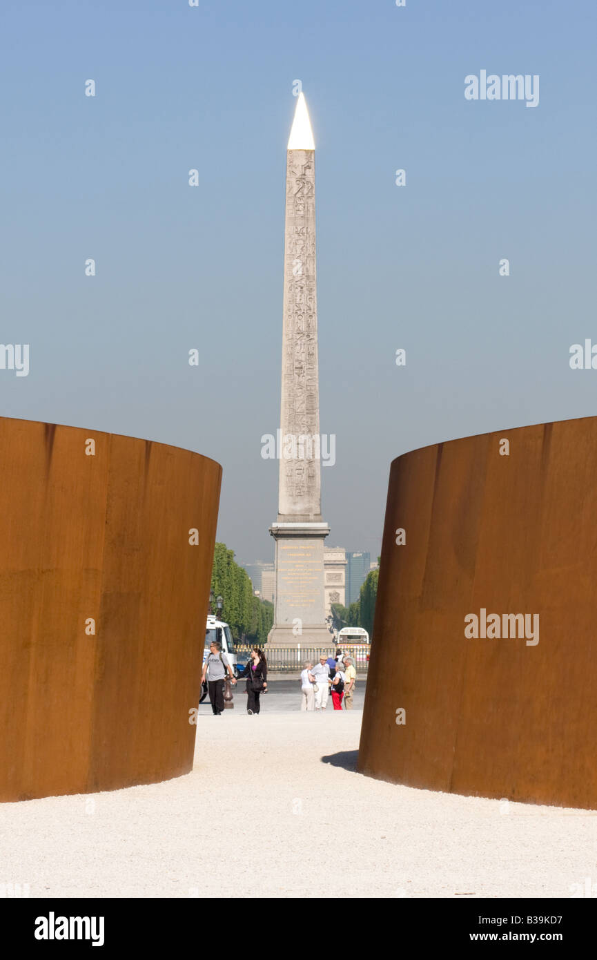Der Obelisk der Place De La Concorde in Paris erschossen aus dem Jardin des Tuileries Stockfoto