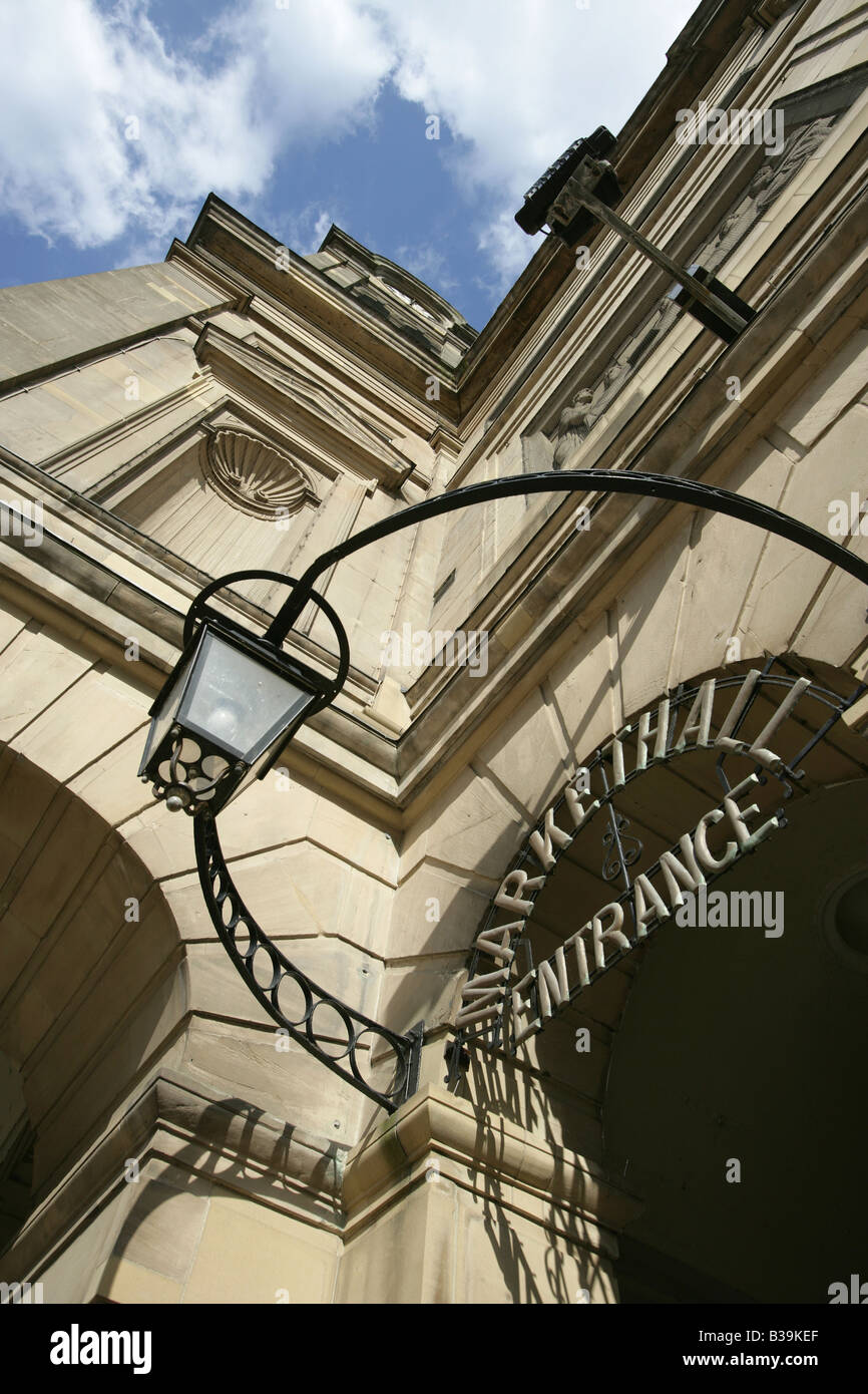 Stadt von Derby, England. Low abgewinkelt Blick auf den Eingang Guildhall und Marktplatz, die Markthalle Derby. Stockfoto