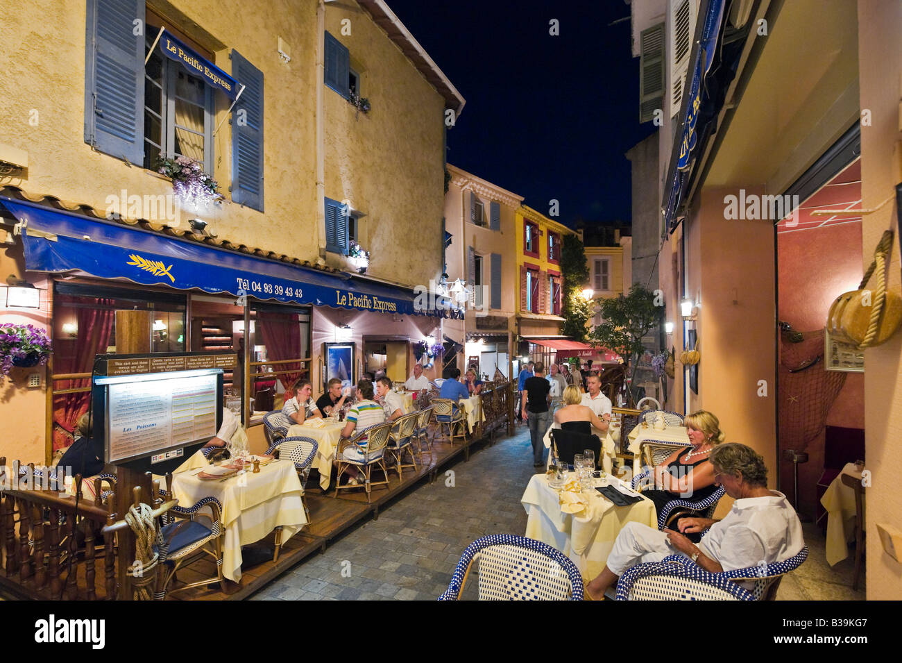 Resaurant auf der Rue du Suquet in der Altstadt (Le Suquet) bei Nacht, Cannes, Côte d ' Azur, Provence, Frankreich Stockfoto