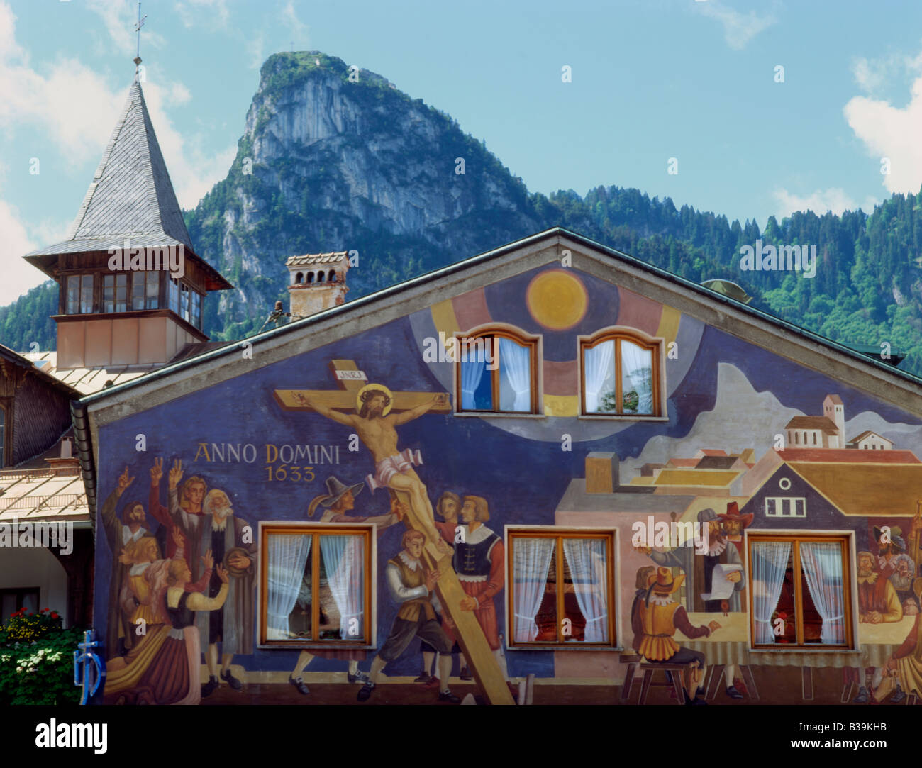 Deutschland-Bayern-Oberammergau-Haus mit Kreuzigung Fresko Stockfoto