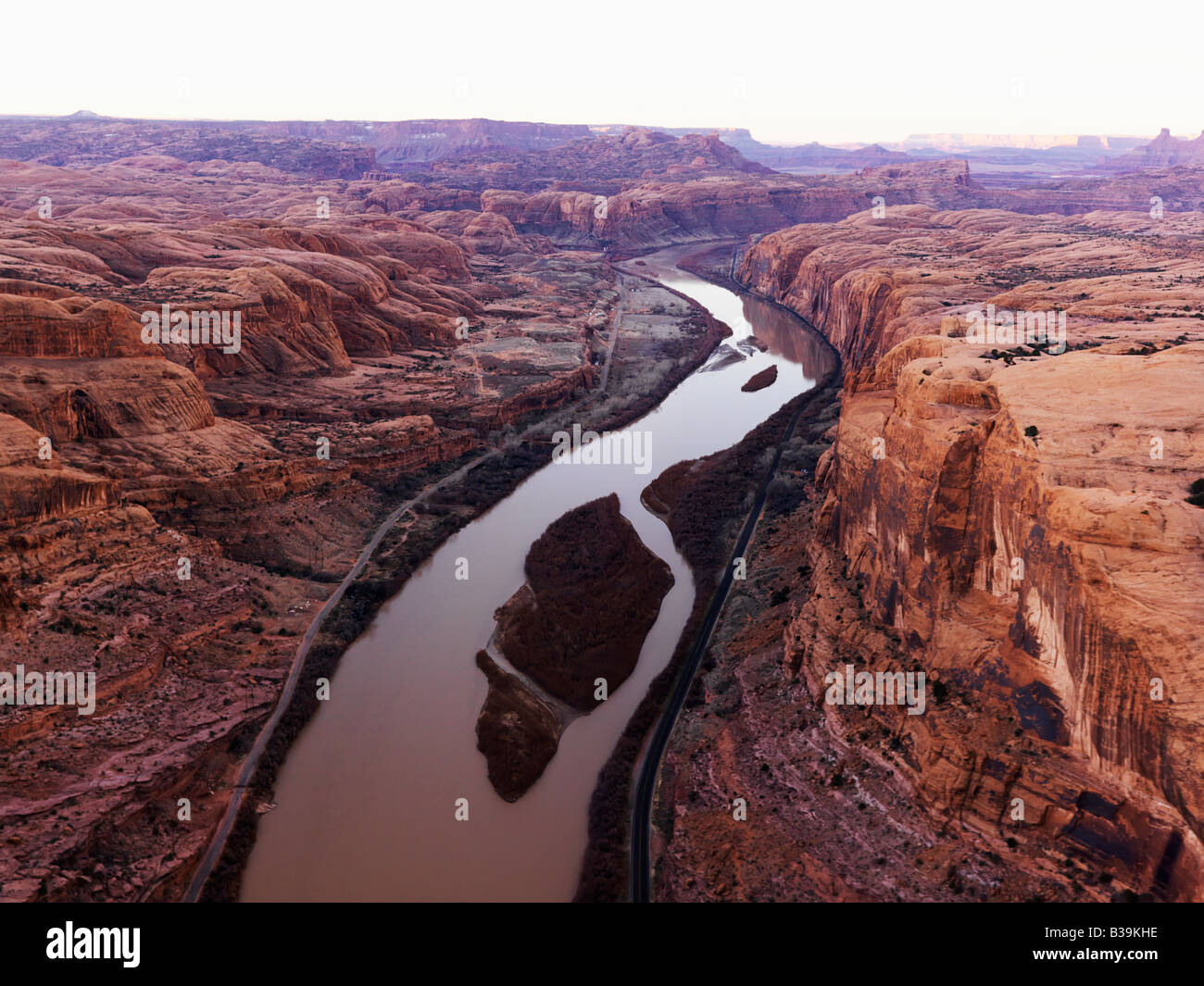 Grün oder Colorado-Fluss, der durch Canyonlands National Park Utah Vereinigte Staaten von Amerika Stockfoto
