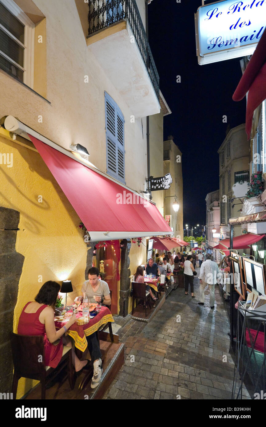 Restaurant auf der Rue du Suquet in der Altstadt (Le Suquet) bei Nacht, Cannes, Côte d ' Azur, Provence, Frankreich Stockfoto
