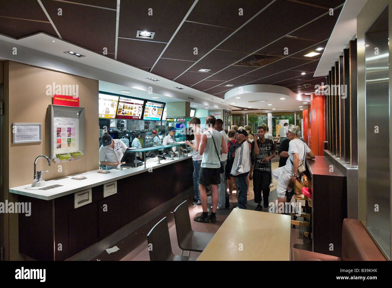 McDonald's-Restaurant in der Nacht im Zentrum von Cannes, Frankreich Stockfoto