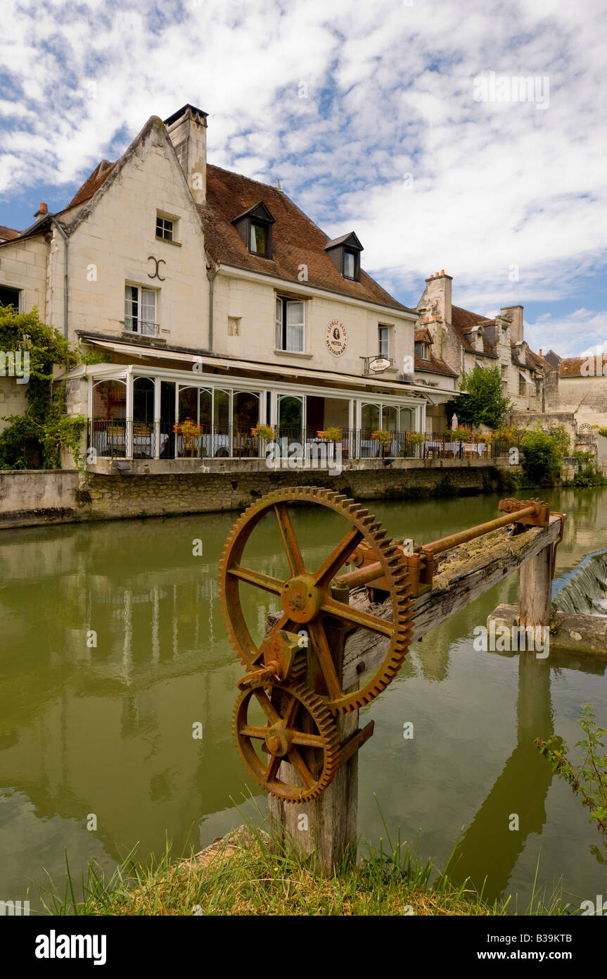 Restaurantterrasse des Hotel Georges Sand Hotel mit Blick auf Fluss Indre, Loches, Indre-et-Loire, Frankreich. Stockfoto