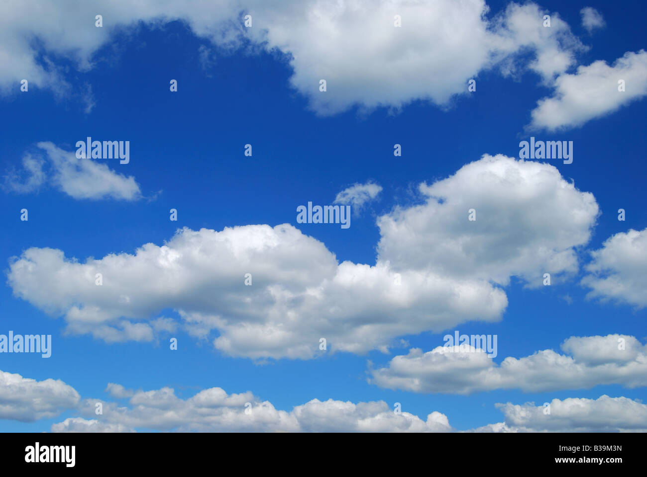 Blauer Himmel und Cumulus Wolken, Maidenhead, Berkshire, England, Vereinigtes Königreich Stockfoto