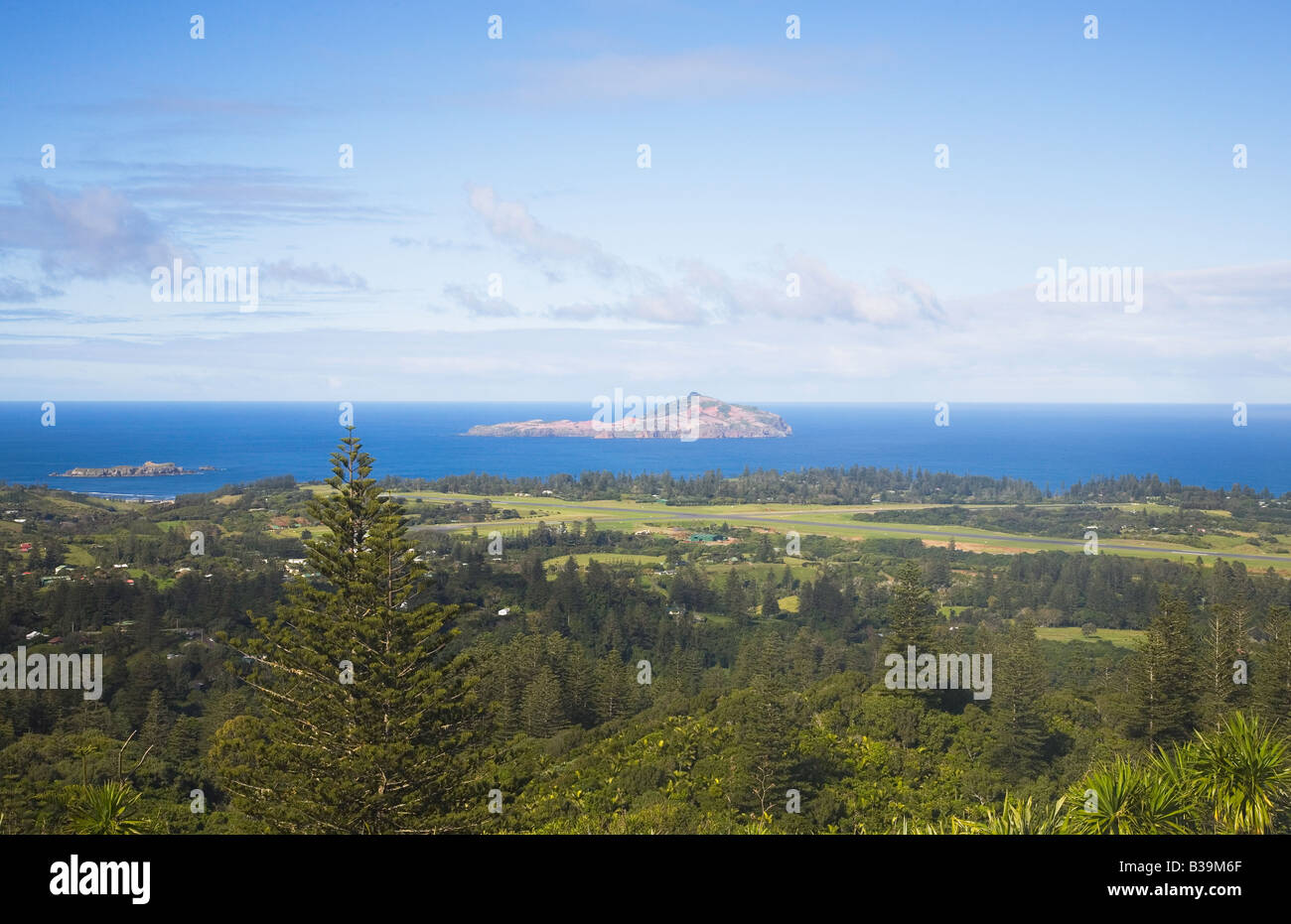 Blick über den Norfolk Island Airport mit Phillip Island im Hintergrund an einem hellen Wintertag, Norfolk Island, Australien Stockfoto