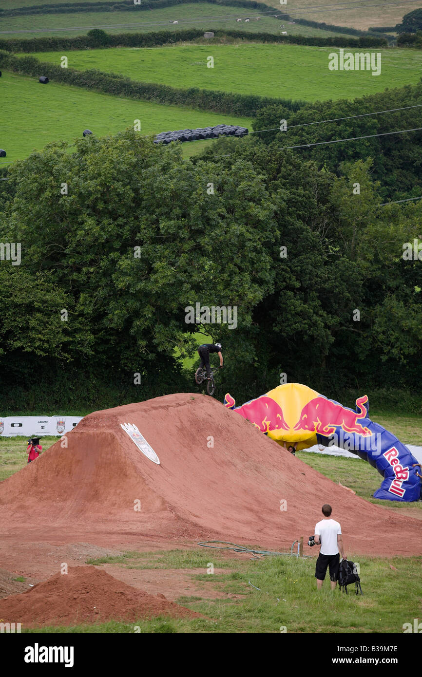 BMX-Fahrer beim Red Bull Imperium von Schmutz Wettbewerb 26. Juli 2008 Devon UK Stockfoto
