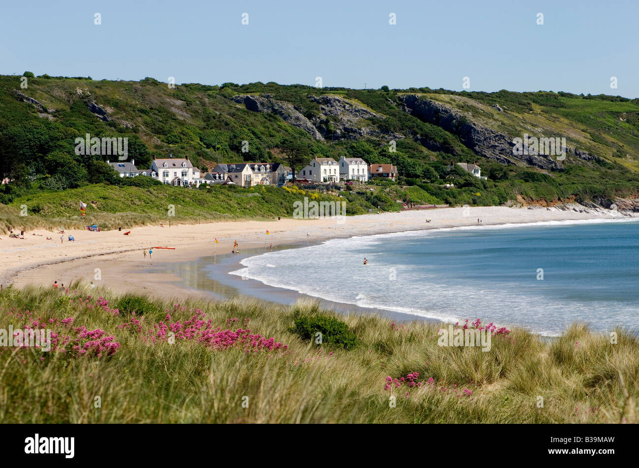 Menschen am Strand von Port Eynon Gower Stockfoto