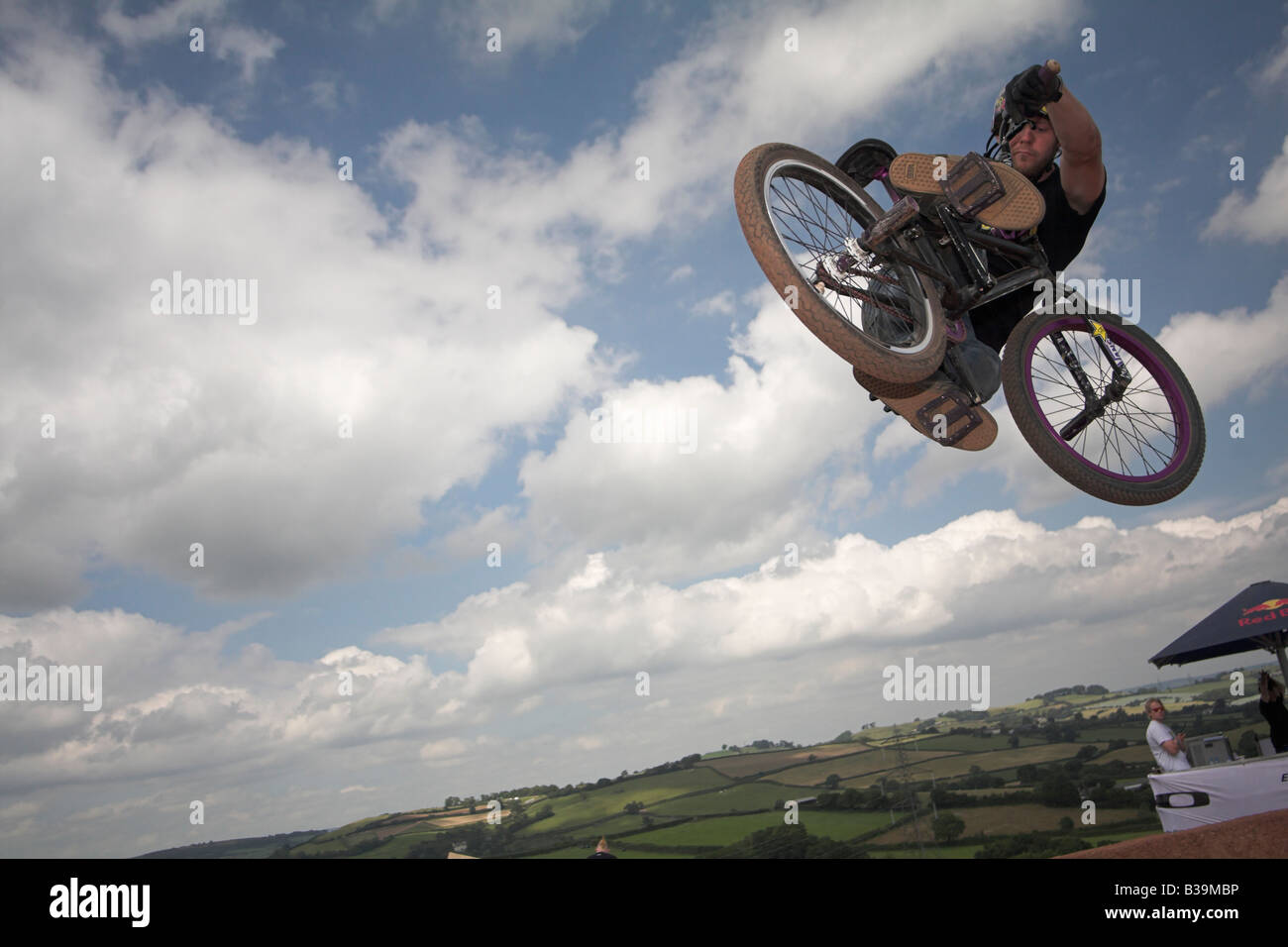BMX-Fahrer beim Red Bull Imperium von Schmutz Wettbewerb 26. Juli 2008 Devon UK Stockfoto
