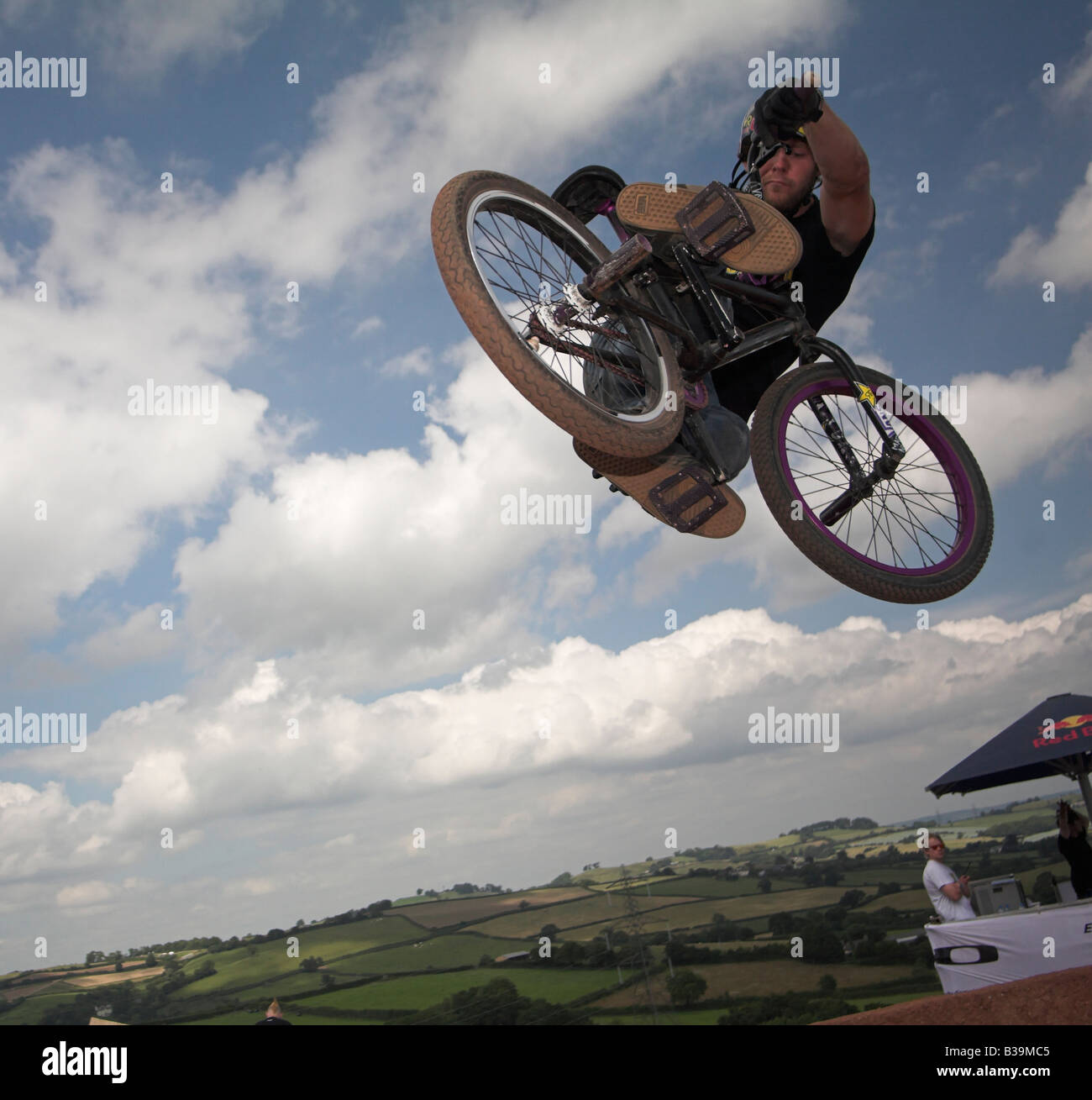 BMX-Fahrer beim Red Bull Imperium von Schmutz Wettbewerb 26. Juli 2008 Devon UK Stockfoto
