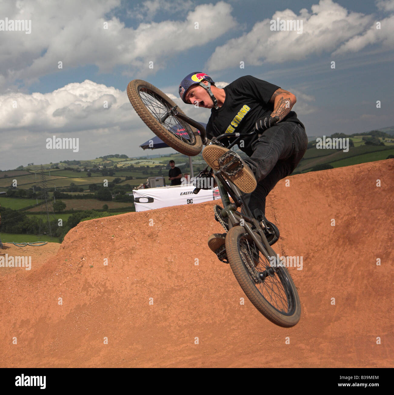 BMX-Fahrer beim Red Bull Imperium von Schmutz Wettbewerb 26. Juli 2008 Devon UK Stockfoto