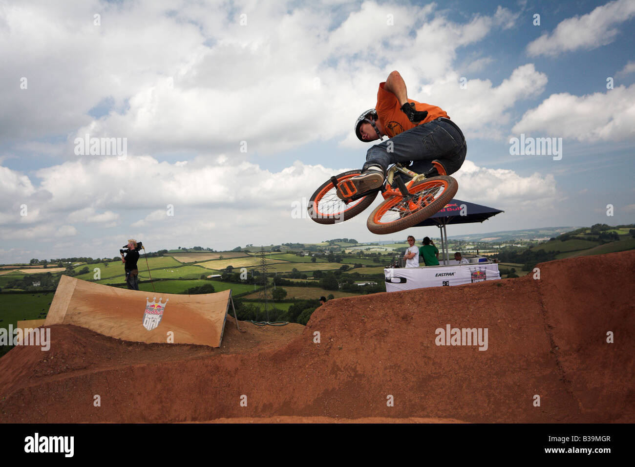 BMX-Fahrer beim Red Bull Imperium von Schmutz Wettbewerb 26. Juli 2008 Devon UK Stockfoto