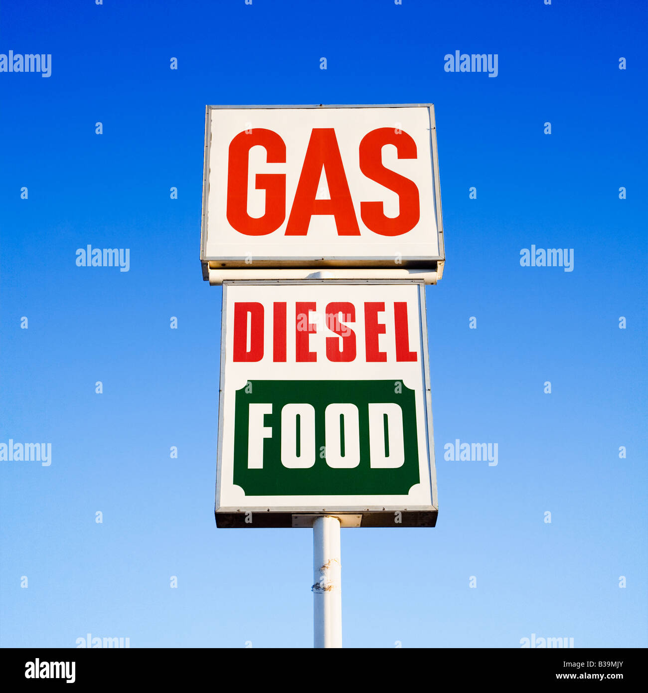 Unterschreiben Sie gegen blauen Himmel, der Gas-Diesel und Essen liest Stockfoto