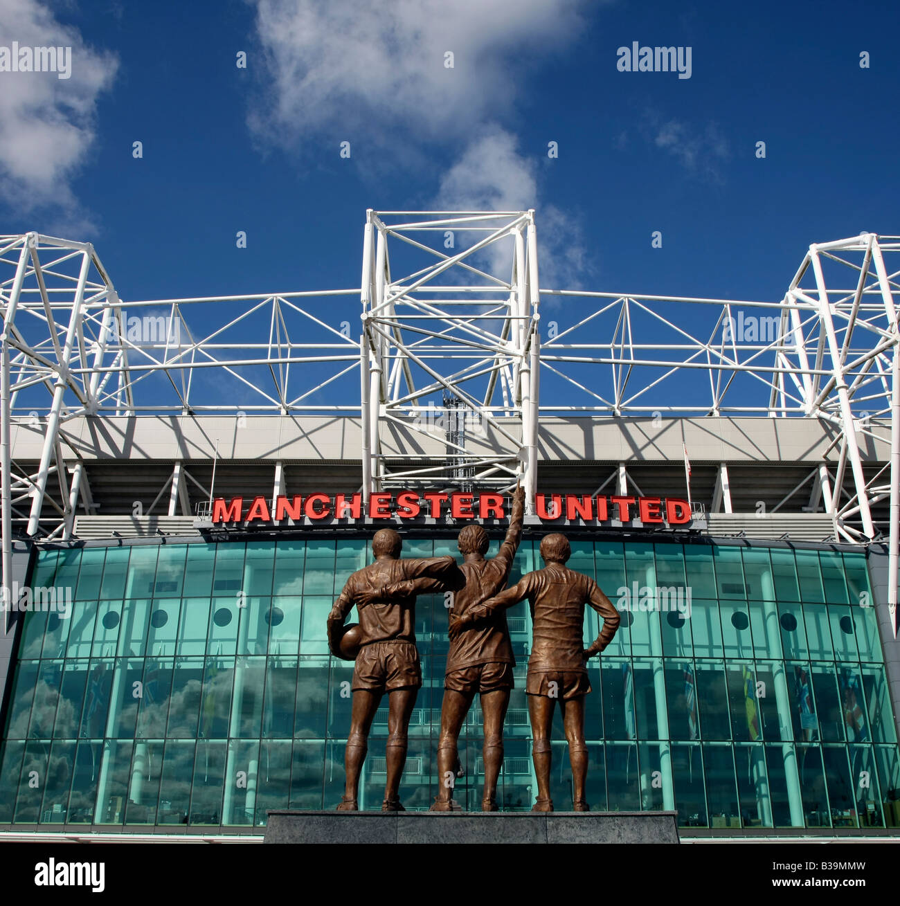 Bronze Statuen von Manchester United-Legende Sir Bobby Charlton "Denis Law" und "George Best", "Old Trafford", Manchester Stockfoto