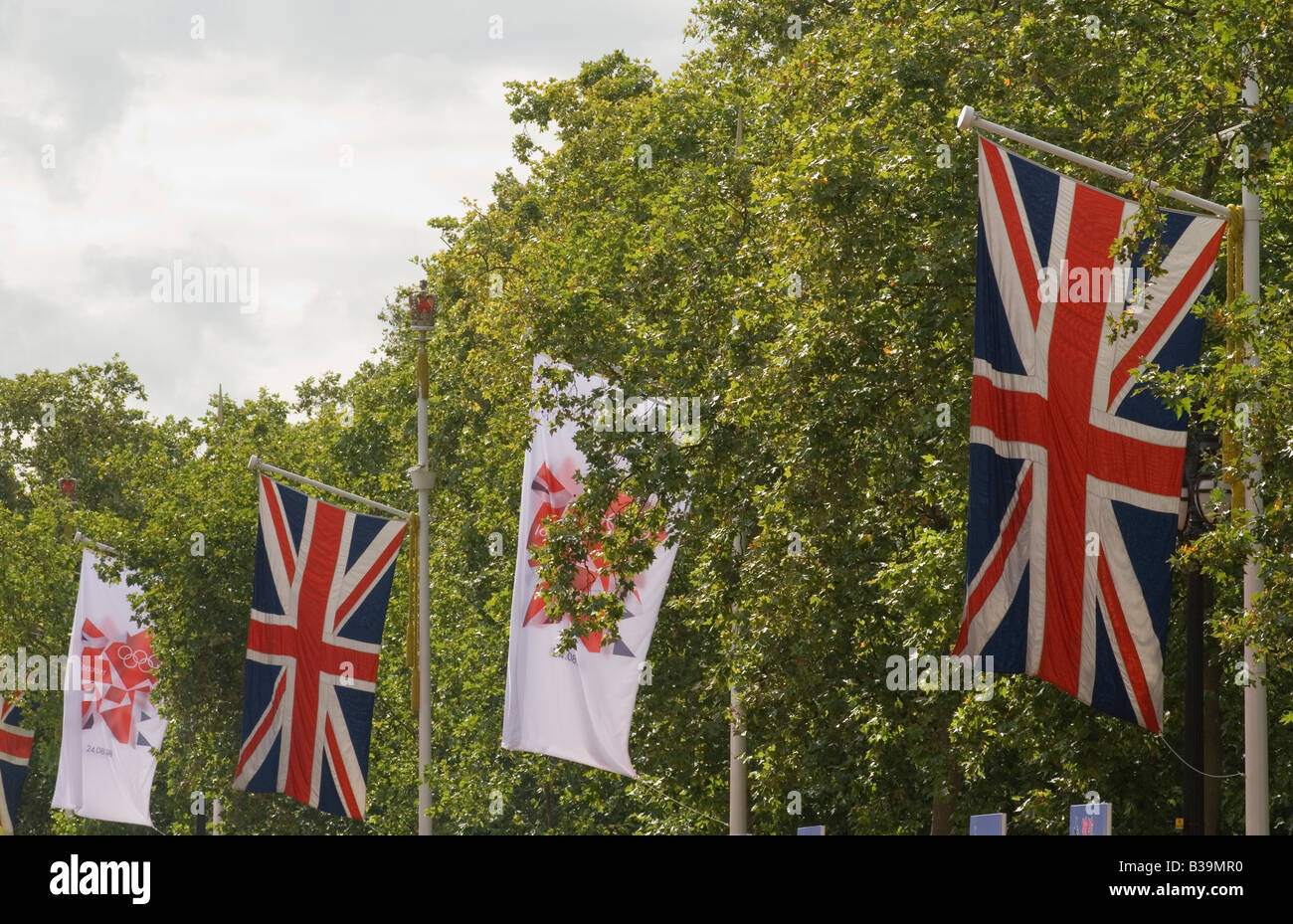 2012 spielen in London Oylmpic Flagge und Union Jack-Flagge hängen in der Mall London England 2008 Stockfoto