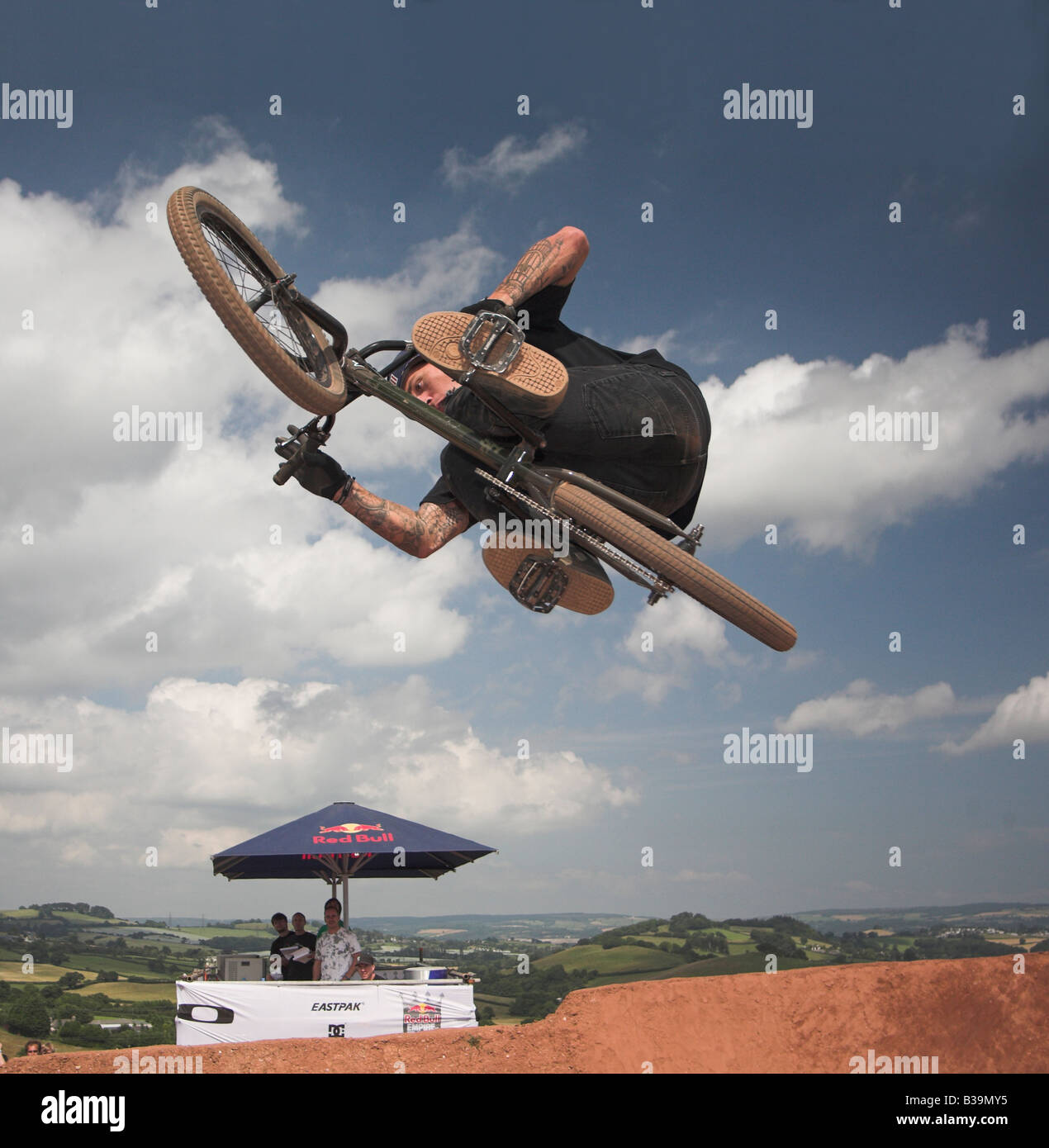 BMX-Fahrer beim Red Bull Imperium von Schmutz Wettbewerb 26. Juli 2008 Devon UK Stockfoto