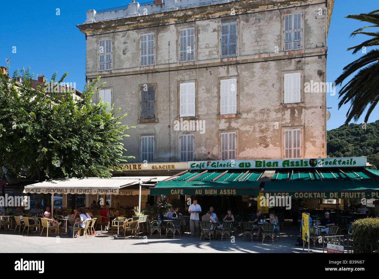 Straßencafé in Place De La Liberation (besser bekannt als der Ort Porta), Sartene, Alta Rocca, Korsika, Frankreich Stockfoto